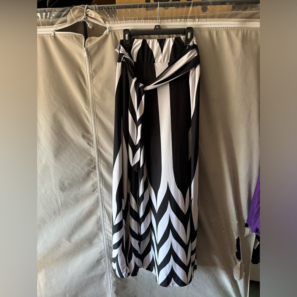Robert Louis, black and white striped heavy silky maxi skirt size large